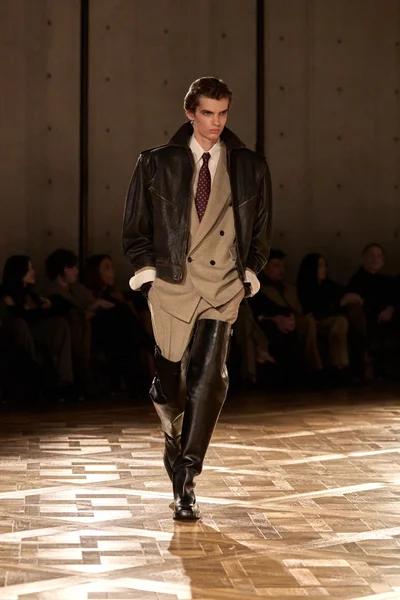 Look 10